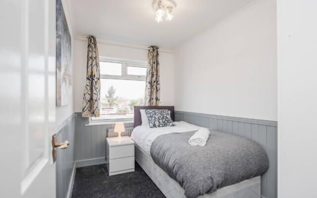 Cosy 3 Bedroom Home With Wifi, Parking & Garden