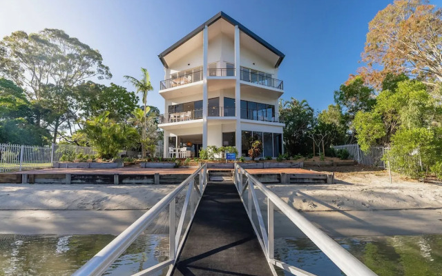 Unit 2 - 7 Noosa Parade - Riverfront