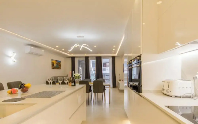 Spacious & Modern by the sea Qawr