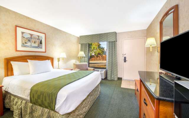 Days Inn & Suites by Wyndham Albuquerque North