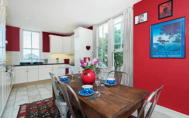 Remarkable Richmond Home By The Tube Station
