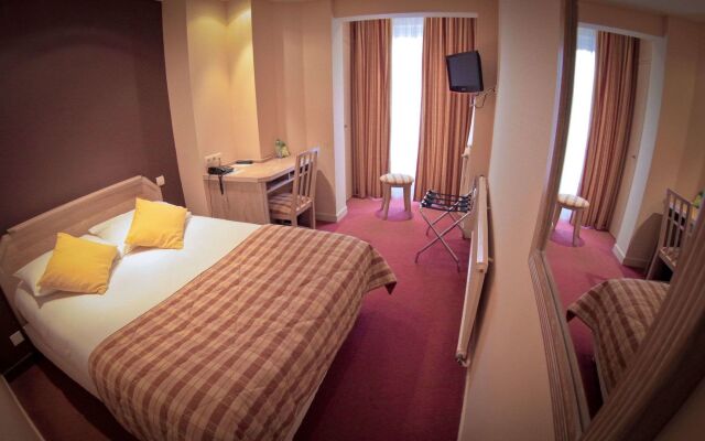 Brit Hotel Les Voyageurs