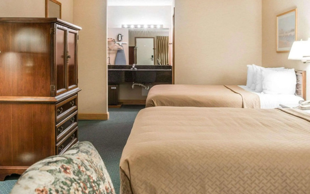 Quality Inn & Suites Mackinaw City Beachfront