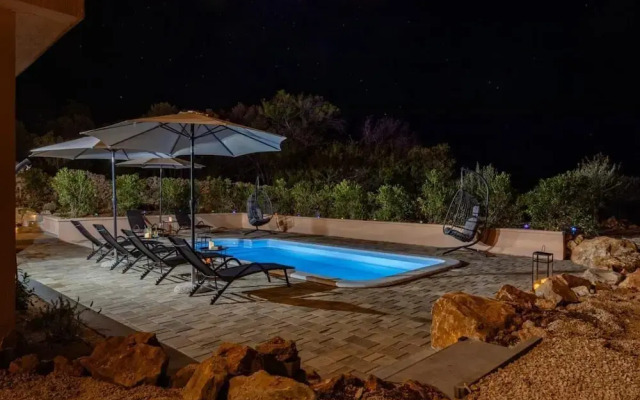 Villa Akulica With Heated Outdoor Pool and Seaview