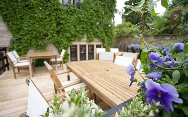 Crown & Cushion Hotel