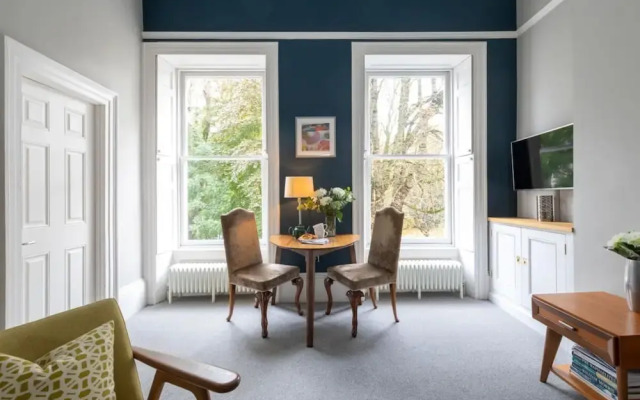 Light-filled Period Apartment - Central Bath