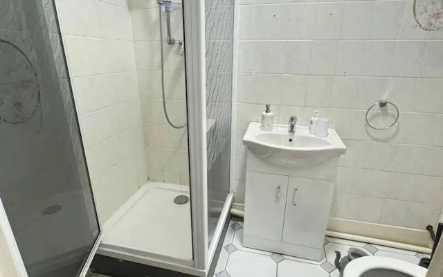Charming Luton Home for Families & Business Stays