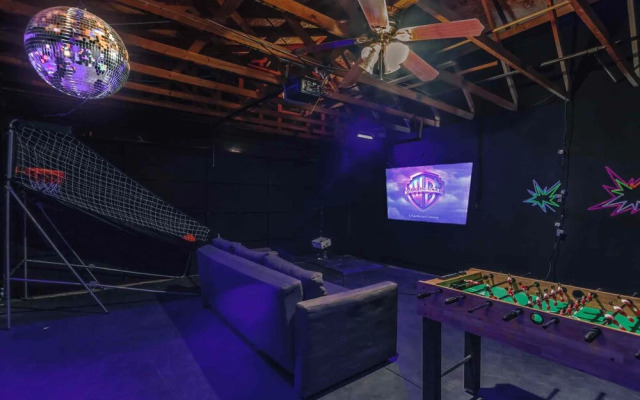 4BR-Retro Game Room-Theater-Pool & Spa