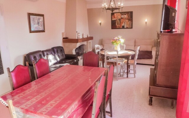 Attractive Villa in Roquemaure With Swimming Pool