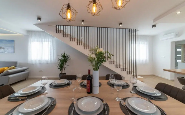 New Luxury Modern Four-bedroom Villa With Pool