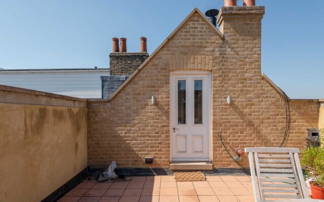 Large riverside 4BR apartment near Canary Wharf