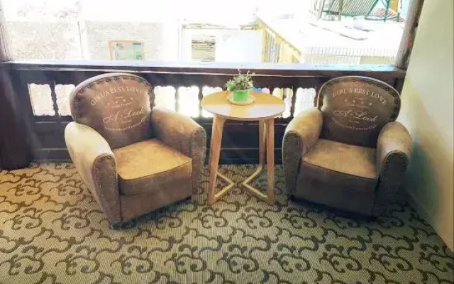 Wangs Courtyard Guesthouse(香格里拉望月悠庭民宿)