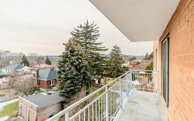 Bright 1BR Apt With King bed - Near DT Hamilton