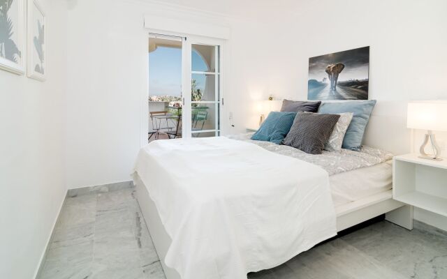 SAT1-walking distance to Puerto Banus