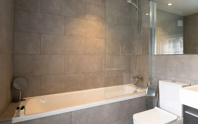Modern Luxury Apartment In The Heart of Henley