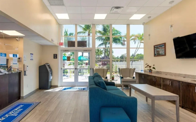Downtown Hollywood Gardens Inn & Suites
