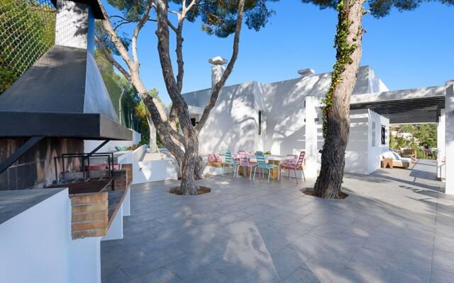 Posh Holiday Home With Pool, Library & Scenic Views in Jesus