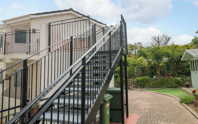 8 Manor Close