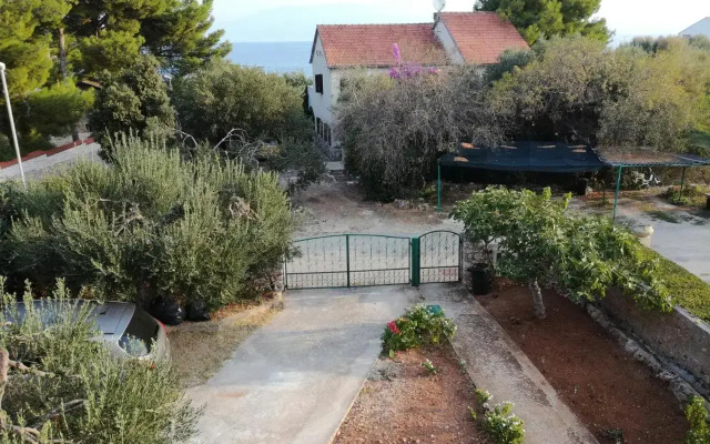 Apartments by the sea Mirca, Brac - 2854