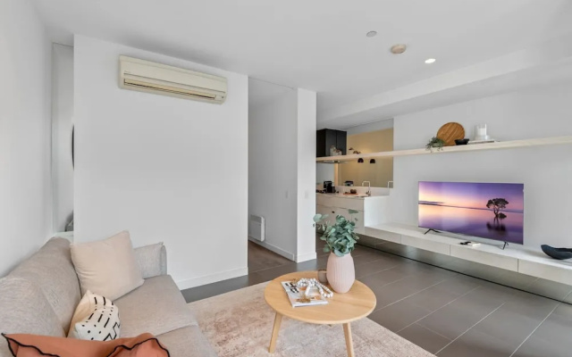Chic City Escape With Pool, Gym & Parking – Guest Rooms – Melbourne