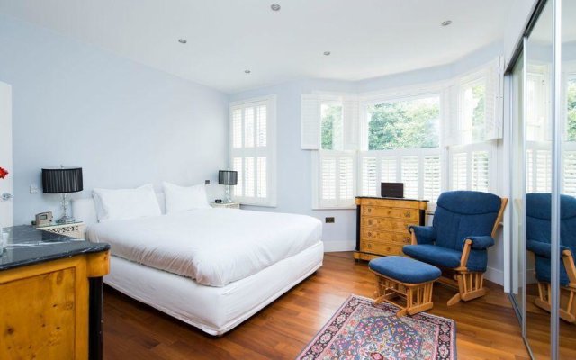 Contemporary 4BR Family Home in Fulham