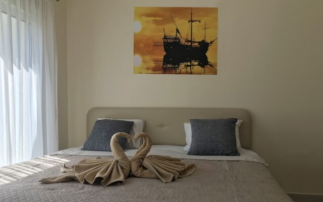 2BR Maisonette Pool - Walk to Beach