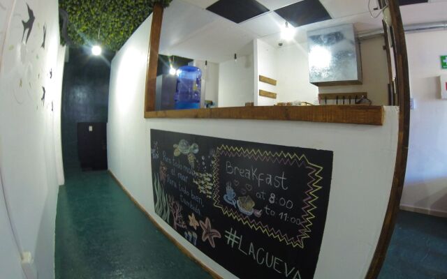 Hostal La Cueva - Hostel