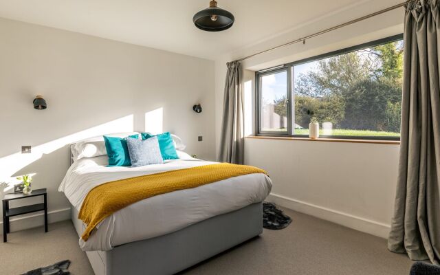 Modern 5 Bedroom Home With Garden Panoramic Views