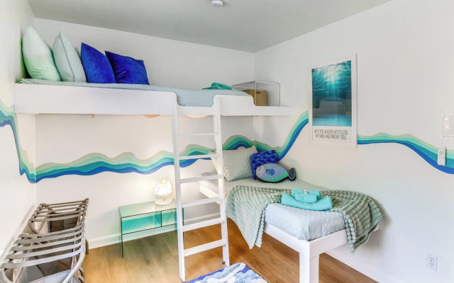 Retro-tropical Pensacola Home - 3 Mi to Downtown!