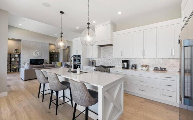 Newly Modern House w/ urban landscape of Kelowna!！