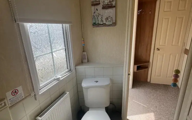 Cozy Cabin Retreat in Towyn