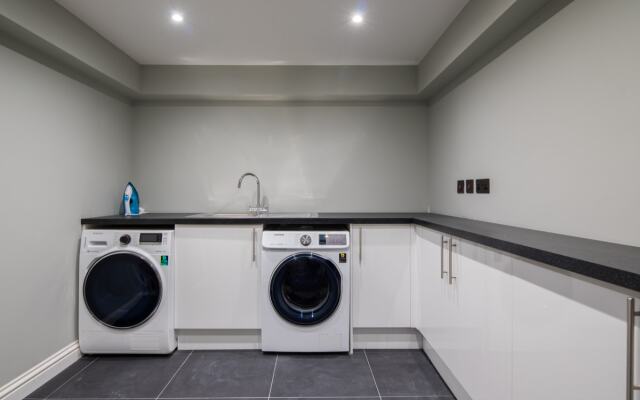 The Ascot Retreat - Spacious 3BDR Home with Parking & Garden