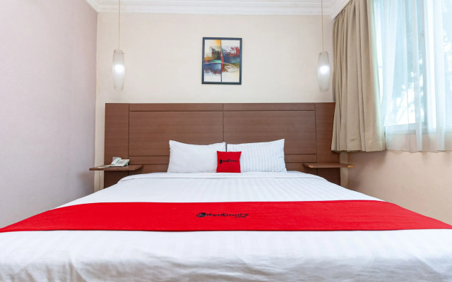 RedDoorz Premium @ Hotel Ratu Residence