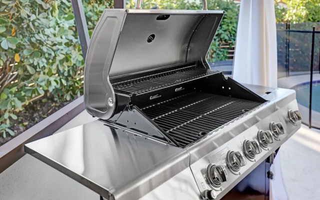 Renovated 5½ Bedroom Home/Heated Pool