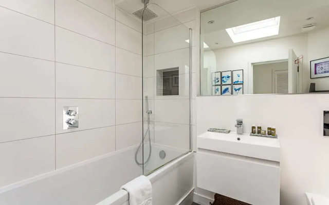 Bright and Spacious Penthouse With Terrace