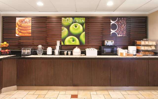 La Quinta Inn & Suites by Wyndham Miami Airport East