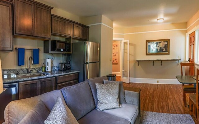 Pioneer House - South Suite