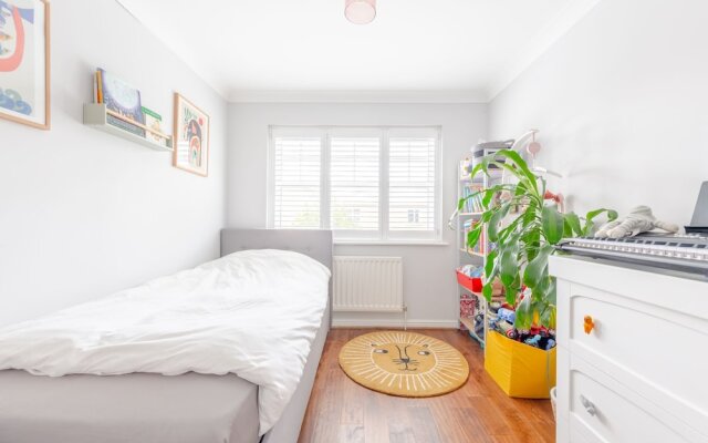 Serene and Spacious 2 Bedroom House in South Wimbledon