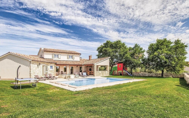 Stunning Home in Valtura With Jacuzzi, Wifi and 4 Bedrooms