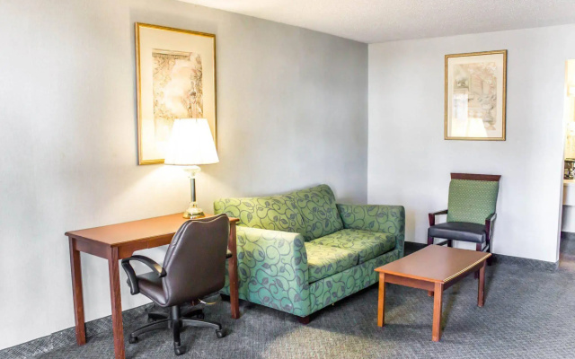 Econo Lodge & Suites