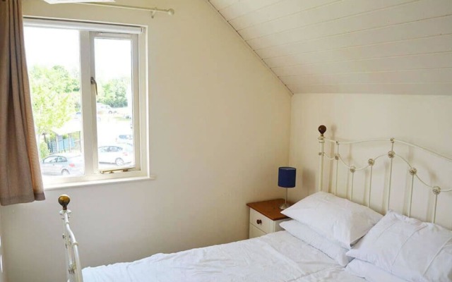 Stylish Pet-friendly Lakeside Retreat In The Cotswold Water Park