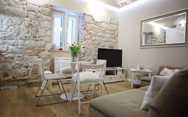 White Stone Apartment  Diocletian Palace