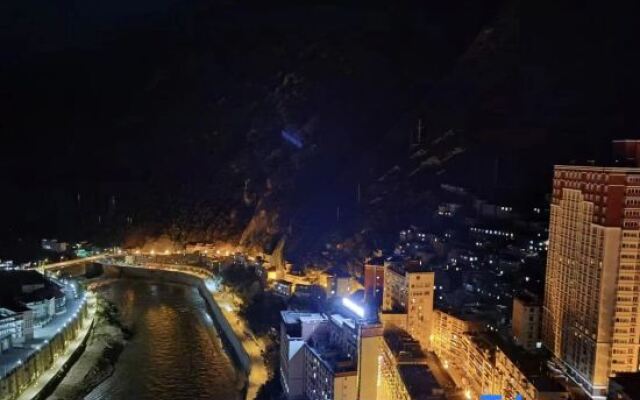 Yajiang Yishang Jincheng Homestay