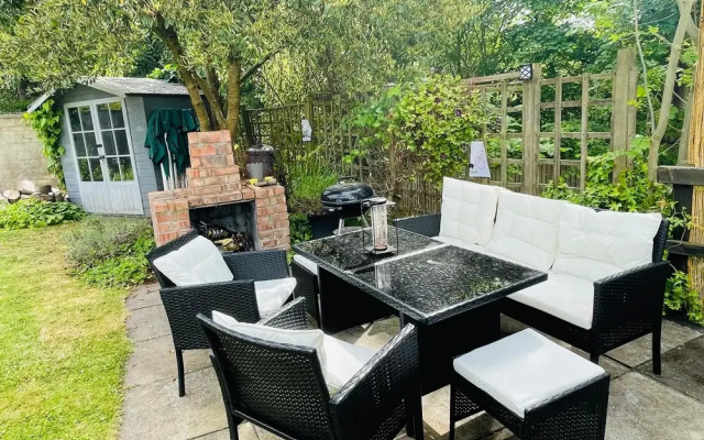 5 Bedrooms/sleeps 10-12/free Wifi & Parking/garden