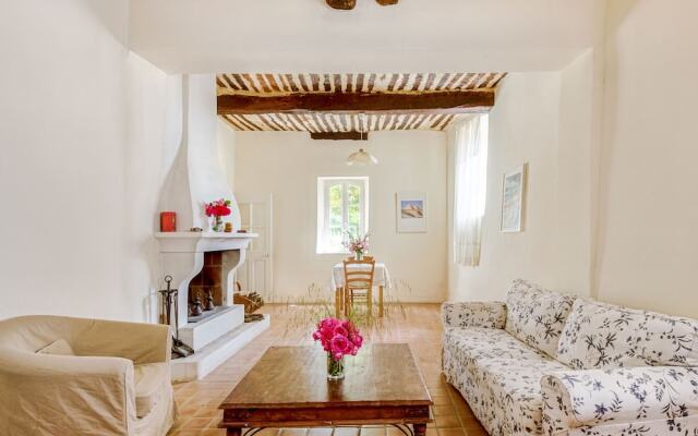 Quaint Holiday Home in Rustrel With Swimming Pool