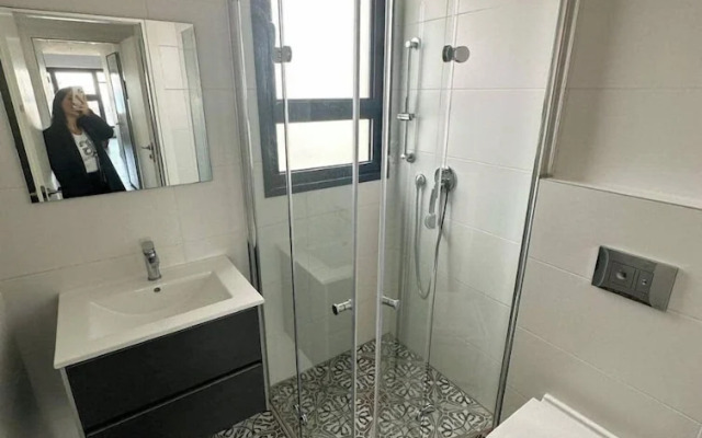 Charming 4BR APT with Stellar Sea View