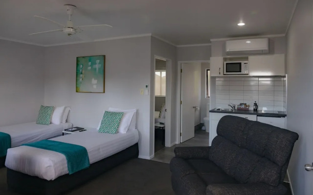 Bk's Palm Court Motor Lodge