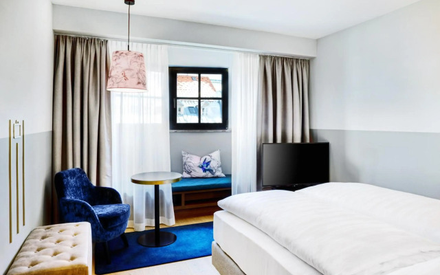 Stage 12 Hotel by Penz
