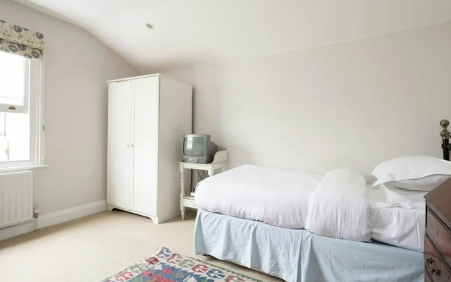 Winchendon Road by Onefinestay