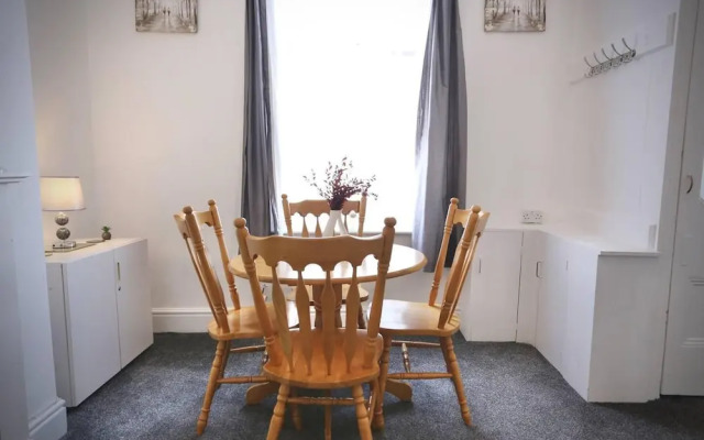 Charming 2-bed Home in Blackpool-central w Parking